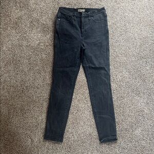 Madewell Dark Wash Denim skinny jeans
Style- 10% high-rise skinny